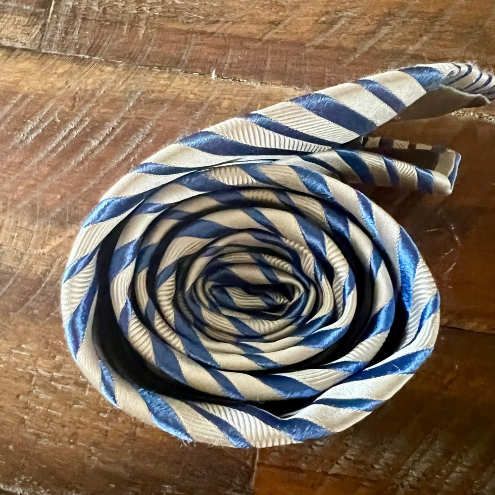 Charvet Paris Silk Tie – Silver & Blue Diagonal Stripe – Made in France - Picture 5 of 5